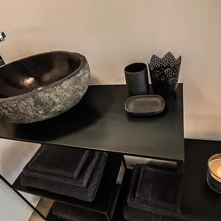 Un Lieu Unique Le Gold Et Le Cocon Annecy